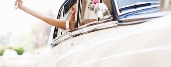 Les couples recherchent des expériences uniques et personnalisées dans la location voiture vintage mariage.